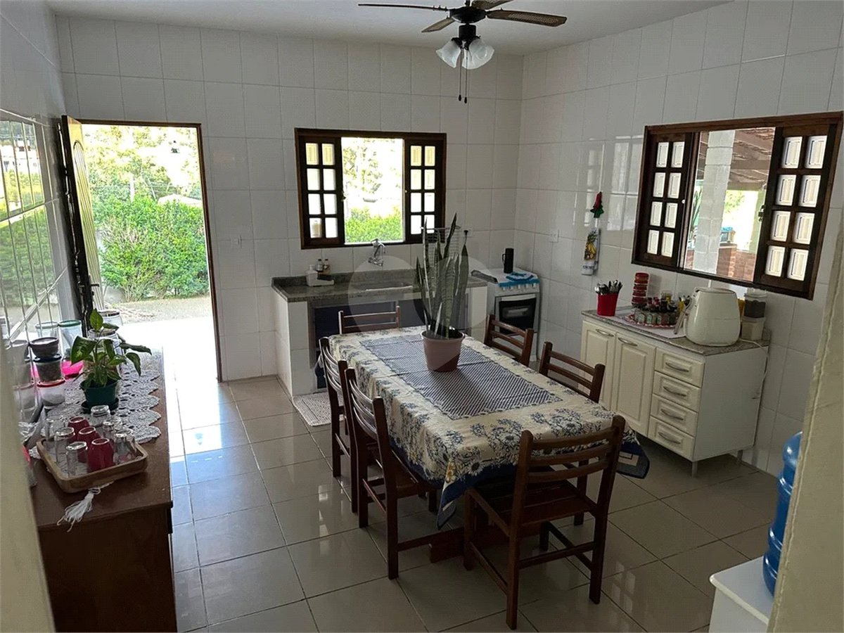 Sítio encantador em Nazaré Paulista – 1.000 m² de terreno, piscina e varanda gourmet