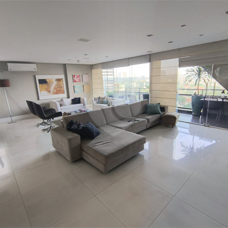 Este amplo apartamento de 290 m², completamente reformado, reúne sofisticação,