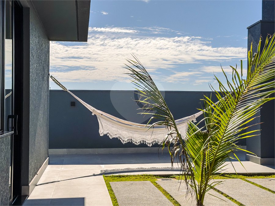 Indaiatuba - Quintas da Terracota - 1252 m² de terreno - casa térrea com 514 m² de área construída -3 vagas de garagem cobertas e 3 descobertas Lavabo - Sala de estar e jantar amplas e integradas - Escritório privativo - Cozinha toda equipada com geladeira, forno, micro-ondas, lava-louças,