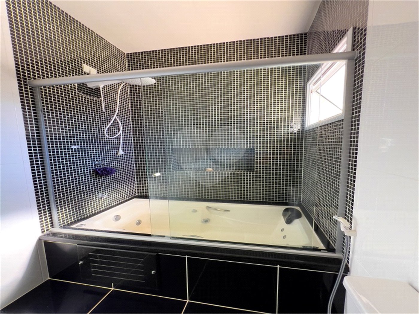 Casa à venda ou para alugar com 3 suítes no condomínio Figueira Garden, Atibaia - SP