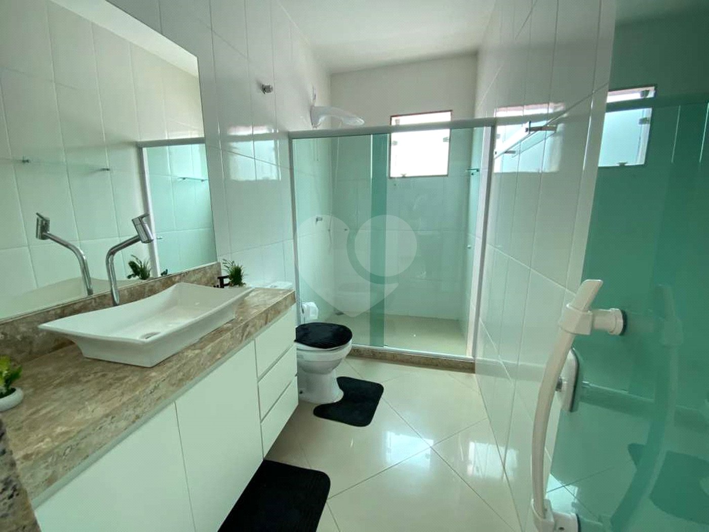 Casa à venda com 5 quartos, sendo 4 suítes, no condomínio Mansões da Prata, Rio de Janeiro - RJ
