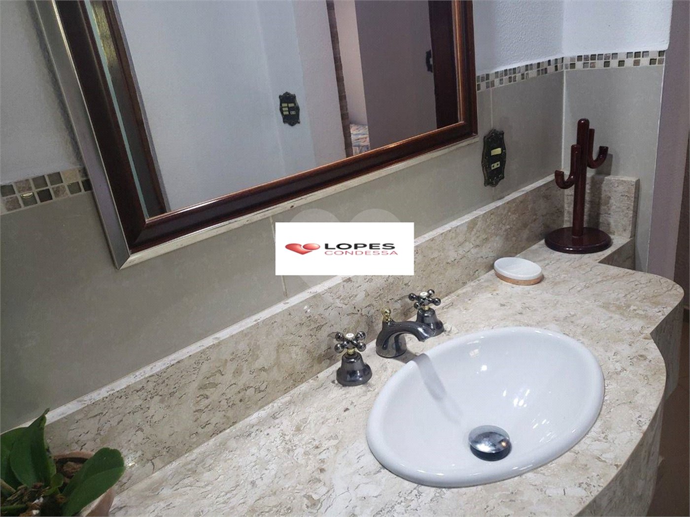 Casa à venda com 4 quartos, sendo 2 suítes, no condomínio Alpes da Cantareira, Mairiporã - SP