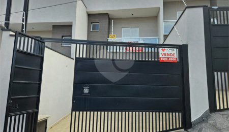 Sobrado à venda com 3 quartos, sendo 1 suíte,  em Vila Romero, São Paulo, SP