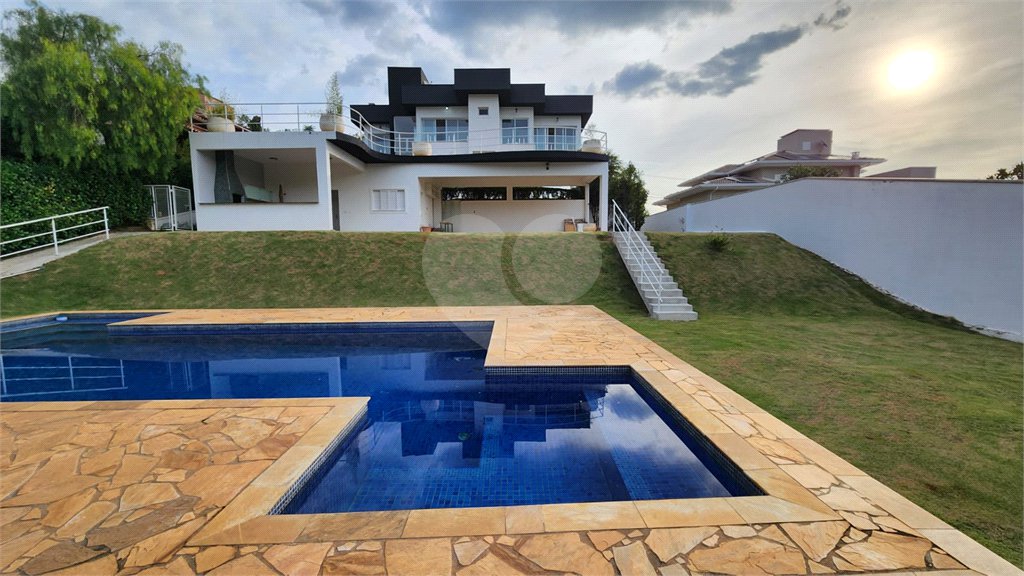 Casa à venda com 5 quartos, sendo 2 suítes, no condomínio Residencial Jardim Primavera, Louveira - SP