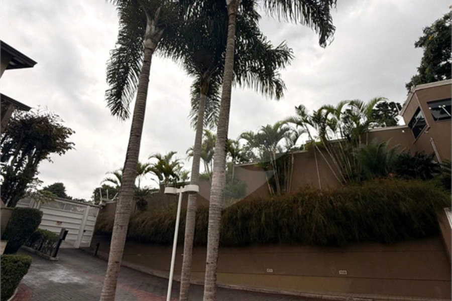 Casa à venda com 4 quartos, sendo 2 suítes, no condomínio Florada da Serra, São Paulo - SP