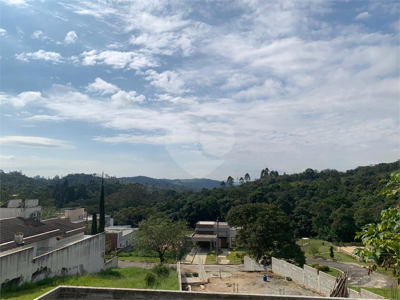 Casa à venda com 3 quartos, sendo 1 suíte, no condomínio Residencial Ponderosa, São Roque - SP