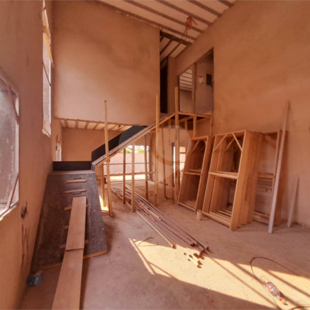 Casa em Construção com Área Gourmet e Piscina no Condomínio Damha II