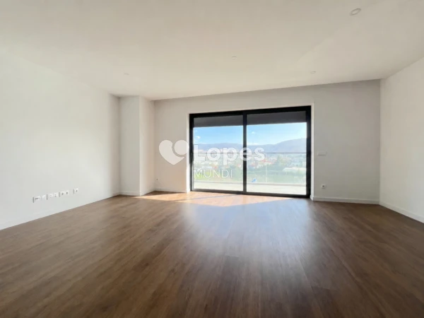 Apartamento T3 à venda em Águas Santas, Maia, Portugal – Varanda e garagem