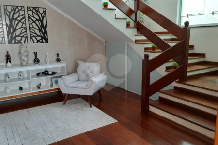 Casa à venda com 5 quartos, sendo 1 suíte, em Vila Lavínia, Mogi das Cruzes, SP