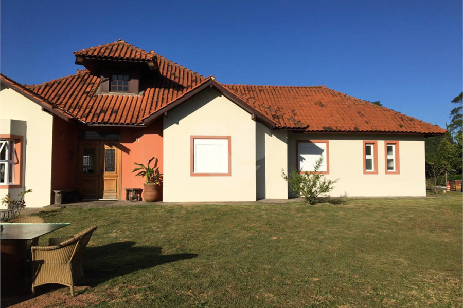 Casa à venda com 3 suítes no condomínio Suíça da Cantareira, Mairiporã - SP