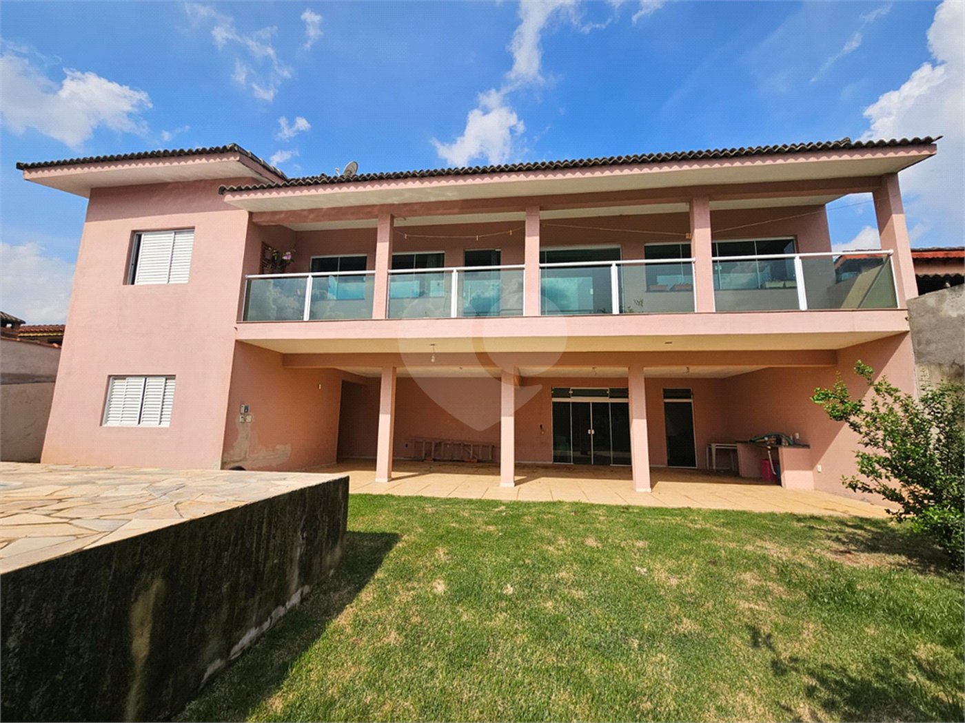 Casa à venda com 4 quartos, sendo 1 suíte,  no condomínio Jardim Shangri-lá, Atibaia - SP