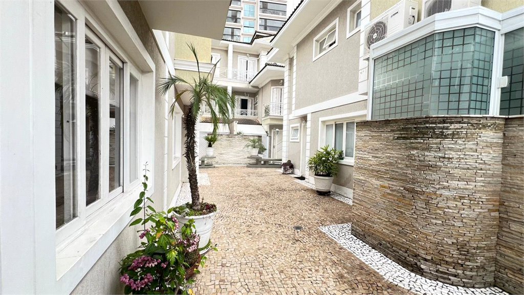 Casa à venda com 3 quartos, sendo 1 suíte, no condomínio Villagio Tramway, São Paulo - SP