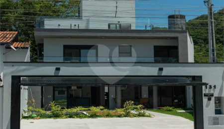 Sobrado à venda com 4 suítes em Juquehy, São Sebastião, SP