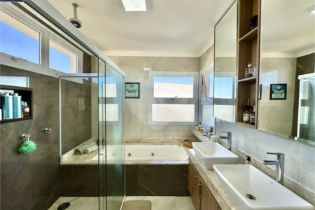 Casa à venda com 3 suítes no condomínio Golf Village, Carapicuíba - SP