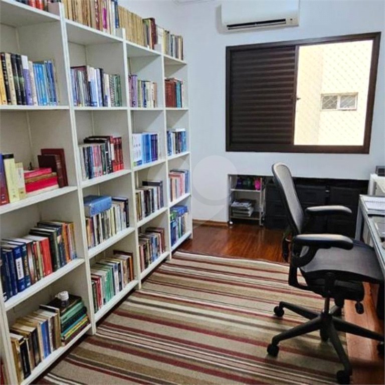 Apartamento na Vila Mariana de 200m2 com 4 dorms, 5 banheiros, 3 suítes, 4 vagas. Estuda permuta.