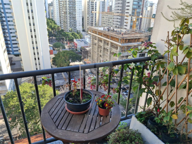 Apartamento à venda com 2 quartos, sendo 1 suíte,  em Moema, São Paulo, SP