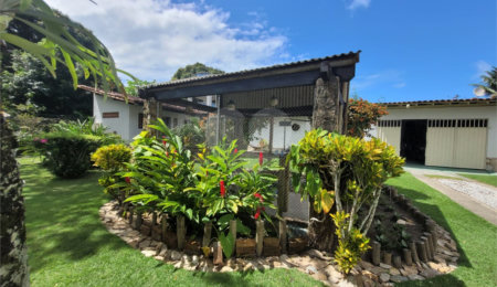 Casa à venda com 4 quartos, sendo 2 suítes,  no Centro, Santa Cruz Cabrália, BA