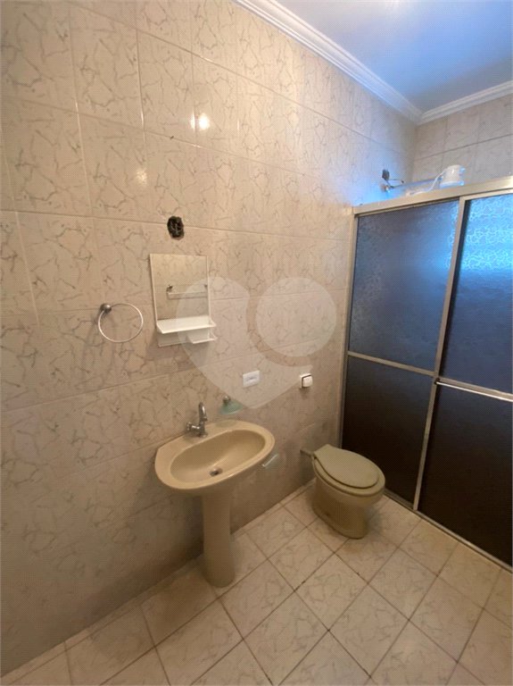Casa Térrea com 3 dormitórios, sendo 2 suítes.