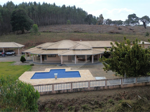 Casa à venda com 4 suítes no Centro, Extrema, MG