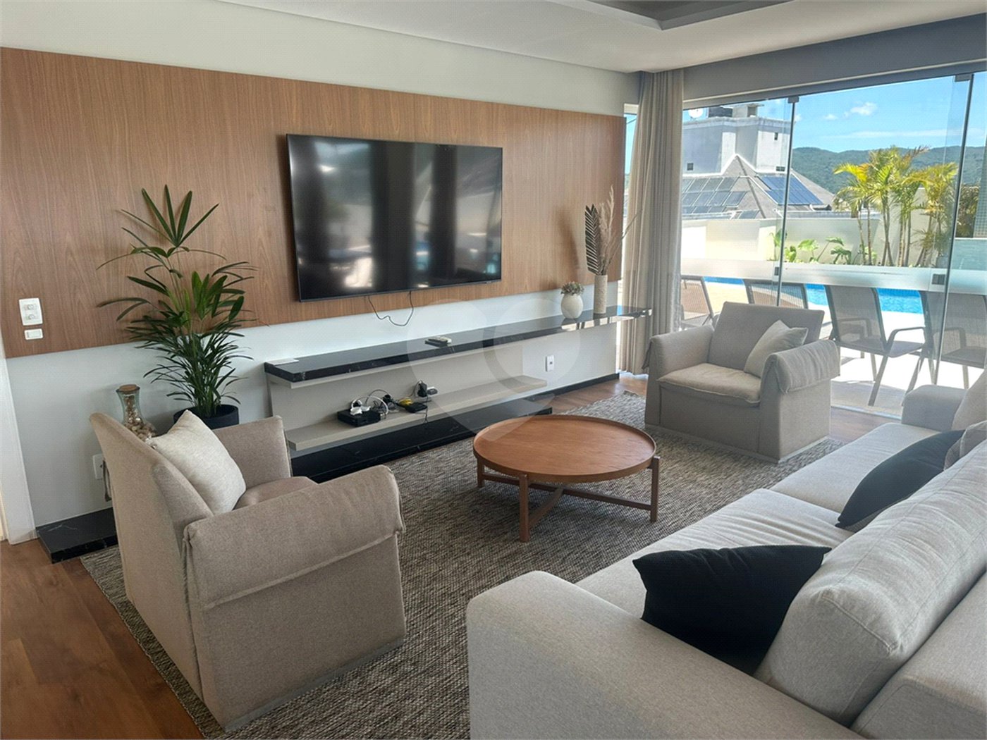 Apartamento à venda ou para alugar com 2 suítes em Itacorubi, Florianópolis, SC