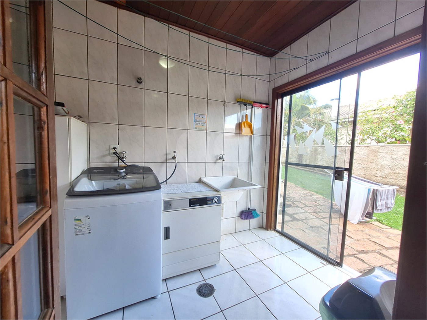 Casa para alugar com 3 quartos, sendo 1 suíte,  no condomínio Estância Marambaia, Vinhedo - SP
