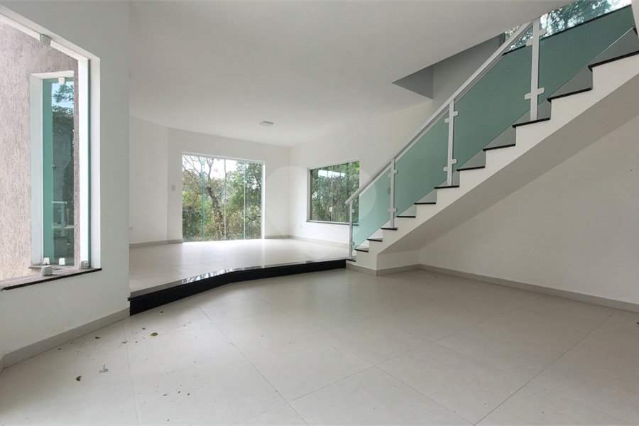 Casa à venda com 4 quartos, sendo 1 suíte, no condomínio Parque Suiça, Caieiras - SP