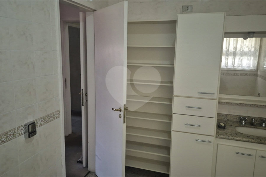 Casa à venda com 4 quartos, sendo 3 suítes, no condomínio Chácara das Rosas, São Paulo - SP