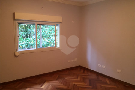 Casa à venda com 4 quartos, sendo 2 suítes, no condomínio Residencial Morumbi, São Paulo - SP