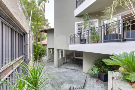 Casa à venda com 5 quartos, sendo 3 suítes, em Alto da Boa Vista, São Paulo, SP