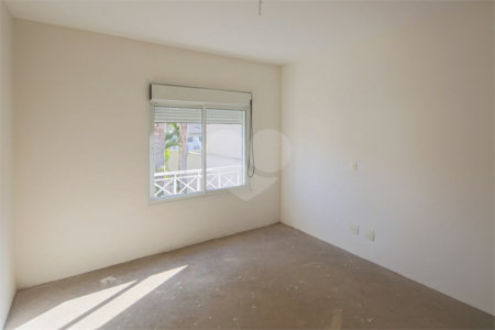 Casa à venda com 4 quartos, sendo 2 suítes, no condomínio Bristol Village, São Paulo - SP
