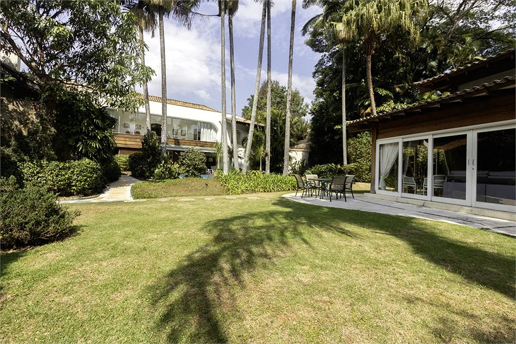 Casa à venda com 4 quartos, sendo 3 suítes, em Cidade Jardim, São Paulo, SP