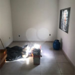 Casa térrea com 3 dormitórios, sendo 1 suíte.