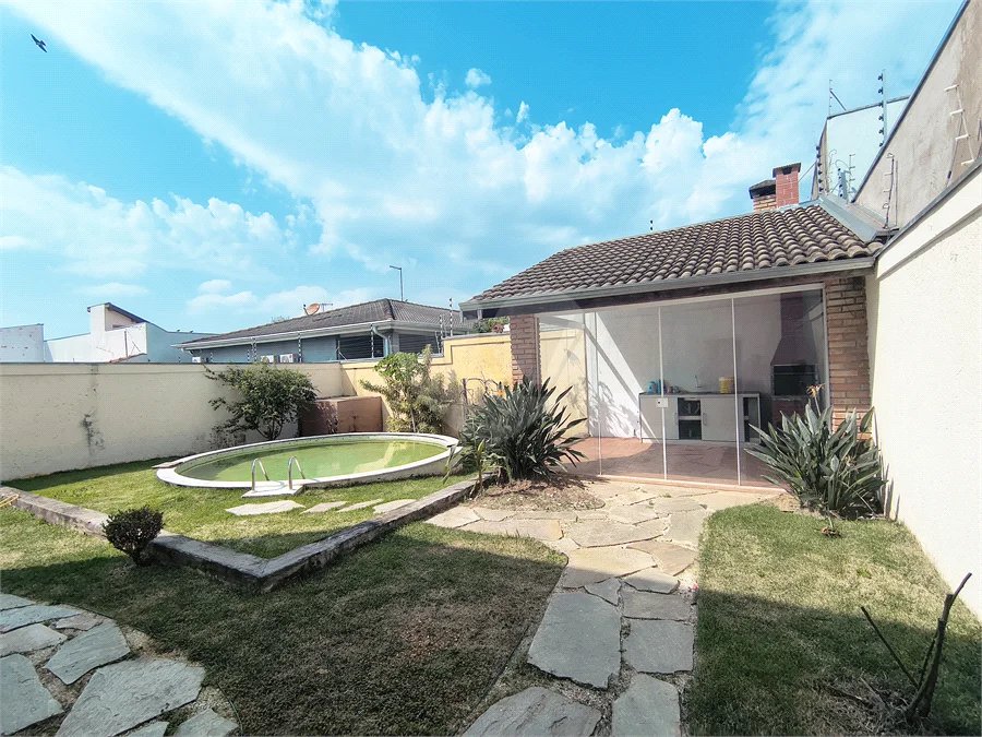Casa com Suíte Master, Closet, Piscina e Espaço Gourmet Próxima ao Parque Ecológico- 03 quartos -com quintal