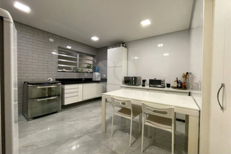 Sobrado à venda com 5 quartos, sendo 1 suíte, em Alto da Boa Vista, São Paulo, SP