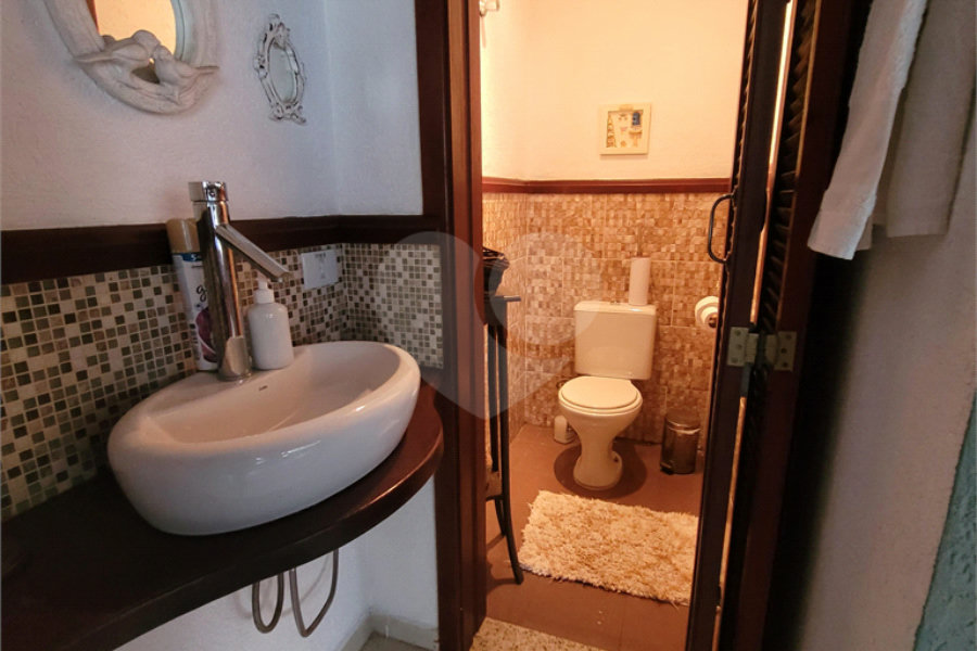 Sobrado à venda com 4 quartos, sendo 2 suítes, no Centro, Mairiporã, SP