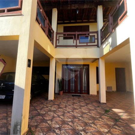 Casa à Venda na Rua Principal do Parque Fehr com Aquecedor Solar
