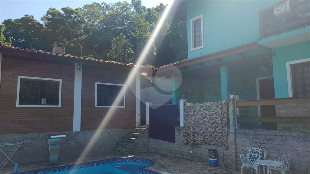 Casa à venda com 4 quartos, sendo 1 suíte, no condomínio Parque Suiça, Caieiras - SP