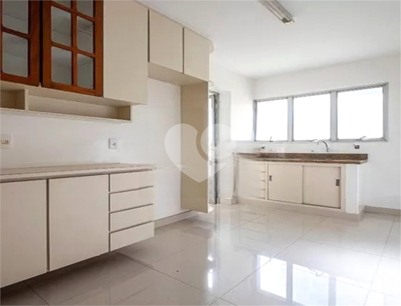 Apartamento à venda com 3 quartos, sendo 1 suíte,  em Cerqueira César, São Paulo, SP