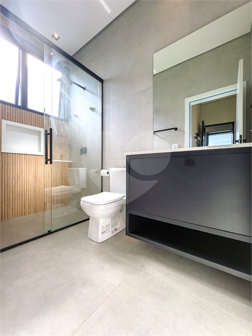 Indaiatuba - Quintas da Terracota - 1252 m² de terreno - casa térrea com 514 m² de área construída -3 vagas de garagem cobertas e 3 descobertas Lavabo - Sala de estar e jantar amplas e integradas - Escritório privativo - Cozinha toda equipada com geladeira, forno, micro-ondas, lava-louças,