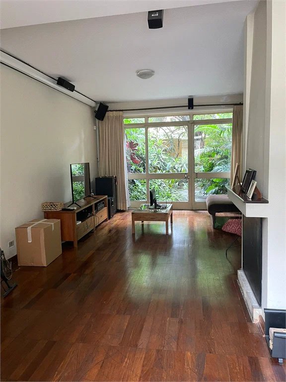 Sobrado à venda com 5 quartos, sendo 2 suítes,  em Vila Cordeiro, São Paulo, SP