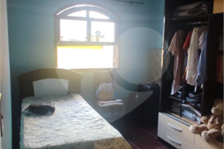 Sobrado à venda com 6 quartos, sendo 1 suíte, em Vila Acoreana, Poá, SP