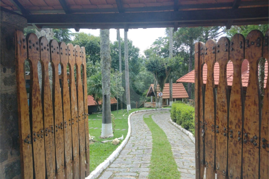 Casa à venda com 4 quartos, sendo 2 suítes,  no condomínio Cinco Lagos, Mairiporã - SP