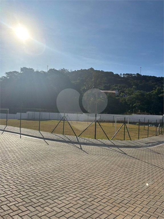 Casa à venda com 3 quartos, sendo 1 suíte, no condomínio Marselha IV, São Roque - SP