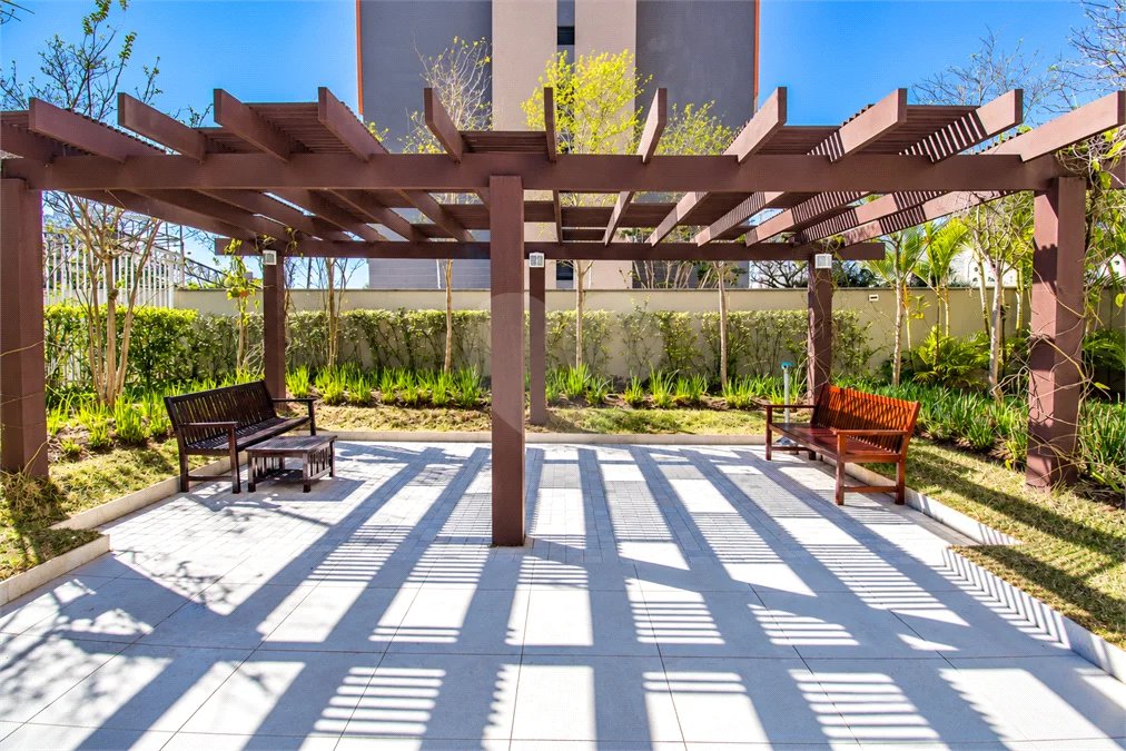 Apartamento de 127 m² em andar alto, com vista livre, 3 suítes planejadas, sacada gourmet envidraçada, 2 vagas e lazer completo, próximo ao Shopping Golden Square e à Avenida Kennedy.