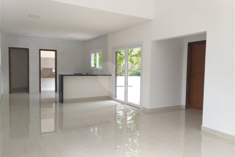 Casa à venda com 2 quartos, sendo 1 suíte, no condomínio Figueira Garden, Atibaia - SP