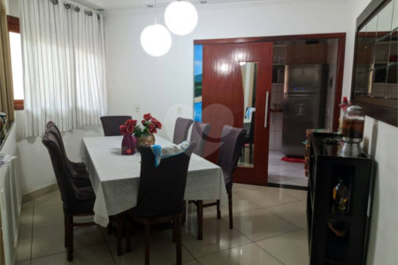 Sobrado à venda com 3 quartos, sendo 1 suíte,  em Jardim Vitória, Suzano, SP
