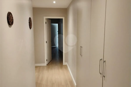 Apartamento reformado , 3 suítes , 3 vagas. Próximo a Avenida Paulista e metrô Brigadeiro . Prédio de construtora renomada. Único !