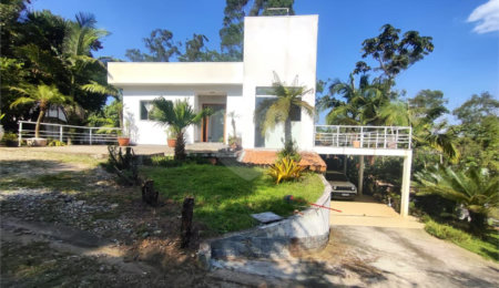Casa à venda com 3 quartos, sendo 1 suíte, no condomínio Clube Florada Suzano, Suzano - SP