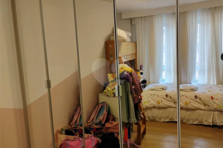 Apartamento reformado , 3 suítes , 3 vagas. Próximo a Avenida Paulista e metrô Brigadeiro . Prédio de construtora renomada. Único !