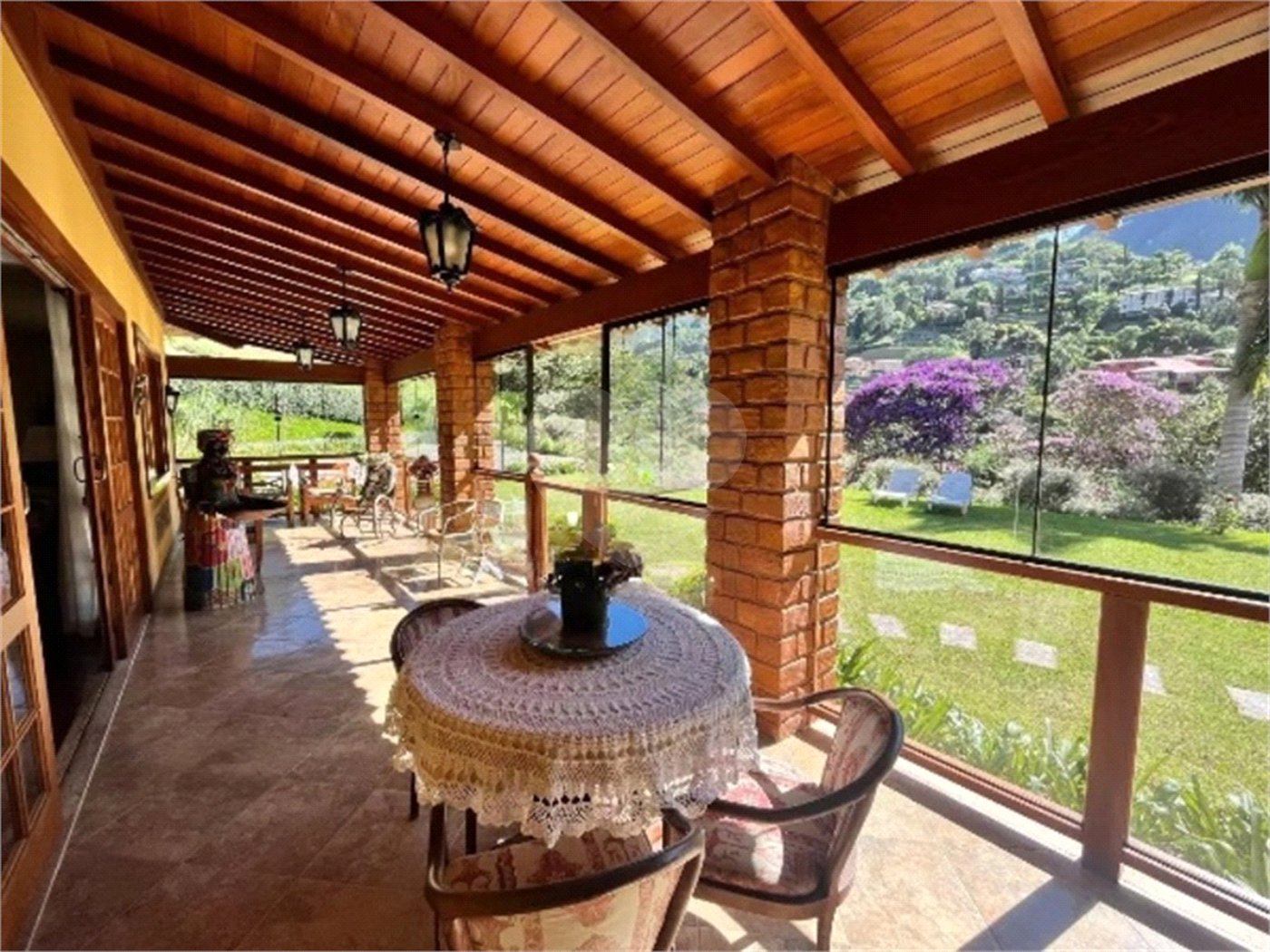 Casa à venda com 4 suítes no condomínio Quinta do Lago, Petrópolis - RJ